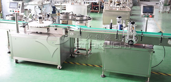 小瓶藥液自動灌裝生產(chǎn)線廠房內(nèi)實(shí)拍